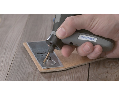 Dremel Multifunktionswerkzeug beim Gravieren auf Metall