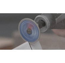 Rotationswerkzeug mit Trennscheibe beim Schneiden einer Fliese