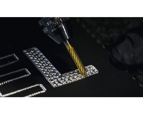 Fräswerkzeug graviert ein Design in ein Material.