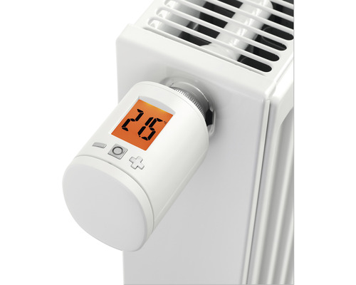 Digitaler Heizkörperthermostat am Heizkörper montiert