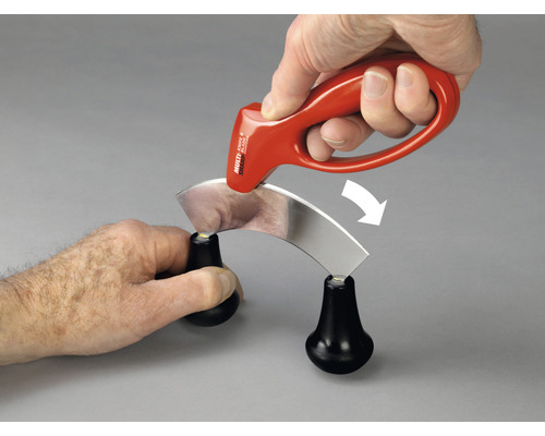 Demonstration des Schärfens einer Sichel mit einem Messerschärfer