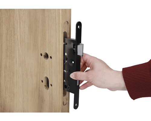 Einsteckschloss wird in eine Holztür eingebaut