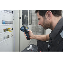 Mann verwendet eine Bosch Professional Wärmebildkamera zur Inspektion eines Sicherungskastens.