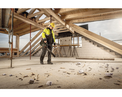 Ein Bauarbeiter mit einer Metabo Akku-Laubbläser auf einer Baustelle