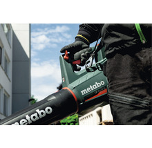 Ein Mann bedient einen Metabo Laubbläser LB 18 LTX BL im Freien.