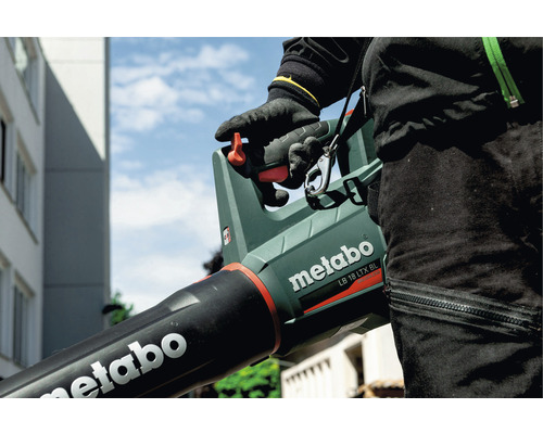 Ein Mann bedient einen Metabo Laubbläser LB 18 LTX BL im Freien.