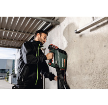 Ein Mann benutzt einen Metabo Detektor zur Wandprüfung.