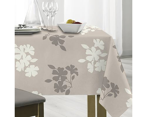 Tisch mit beiger Tischdecke und Blumenmuster