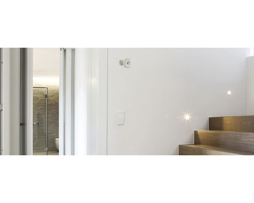 Szene eines Treppenhauses mit Bewegungsmelder, Treppenbeleuchtung und Badezimmer im Hintergrund