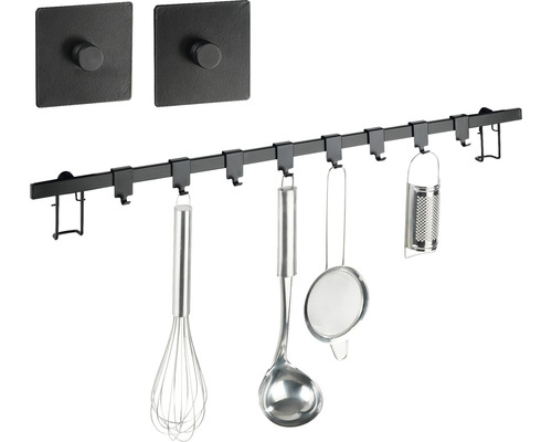 Küchenreling mit Küchenutensilien und zwei Haken