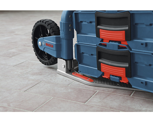 Detailansicht eines Bosch Werkzeugkoffers mit Rad und Tragegriff