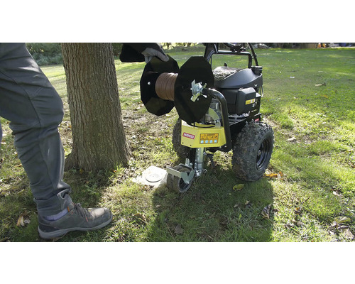 Erdanker Setzgerät im Einsatz im Garten