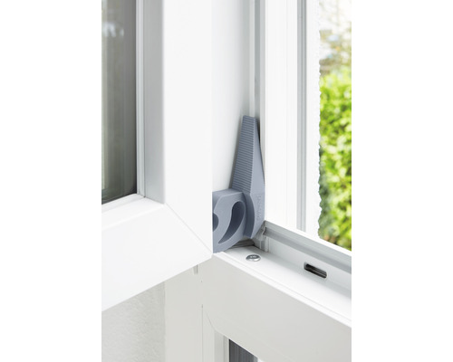 Fenstersicherung aus Kunststoff in einem weißen Fensterrahmen