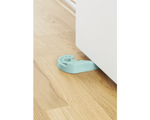 Türstopper aus Kunststoff sichert eine Tür auf einem Holzboden