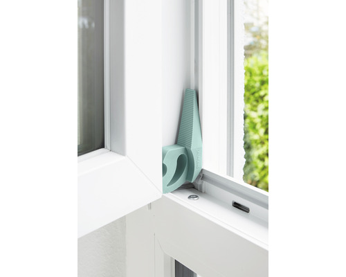 Fensterkeil zur Fenstersicherung im weißen Fensterrahmen