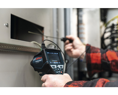 Bosch Professional GIT 1000 C Inspektionskamera bei der Nutzung an einem Gehäuse