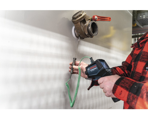 Eine Person verwendet eine Bosch Wärmebildkamera zur Temperaturmessung an einem Ventil.