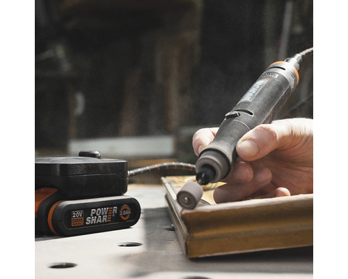 Akkubetriebener Multifunktionsschleifer im Einsatz mit Akku