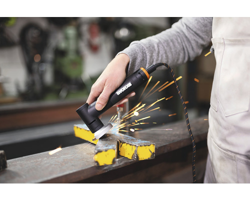 Person beim Schleifen von Metall mit einem WORX Winkelschleifer, wodurch Funken entstehen