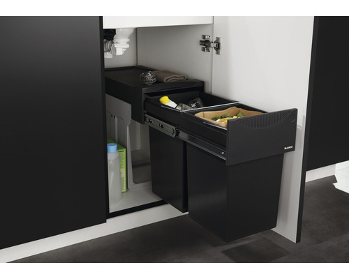 Küchenschrank mit ausziehbarem Mülleimer und Stauraum für Reinigungsutensilien