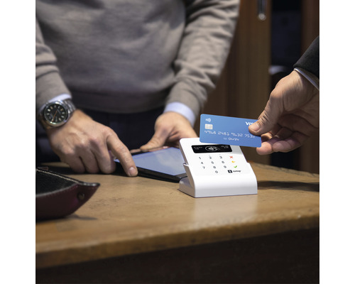 Zahlungsvorgang mit Kreditkarte und Kartenlesegerät
