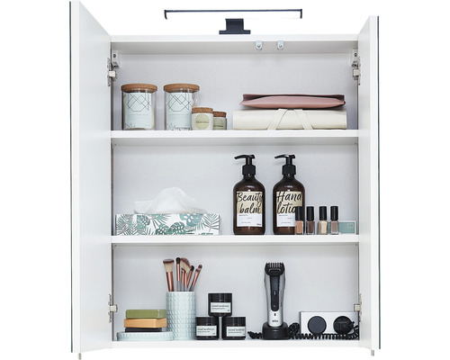 Offener Badezimmerschrank mit Kosmetikprodukten und Rasierer