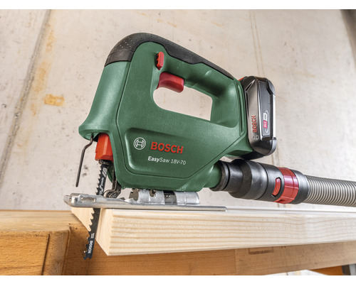 Bosch EasySaw 18V-70 Akku-Stichsäge beim Schneiden eines Holzstücks