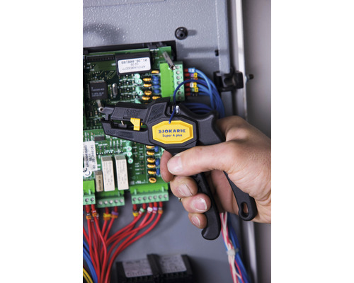 Handhabung einer Jokari Super 4 plus Abisolierzange an einer elektronischen Schalttafel