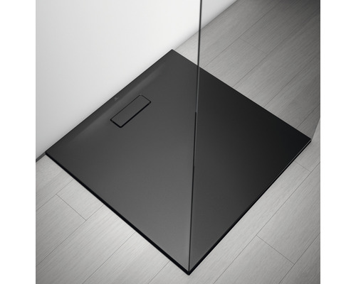 Schwarze Duschwanne im Badezimmer.