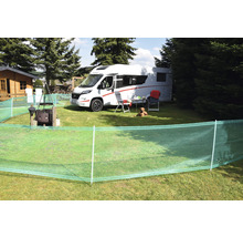 Campingplatzszene mit Wohnwagen, Sichtschutz, Möbeln und Hund