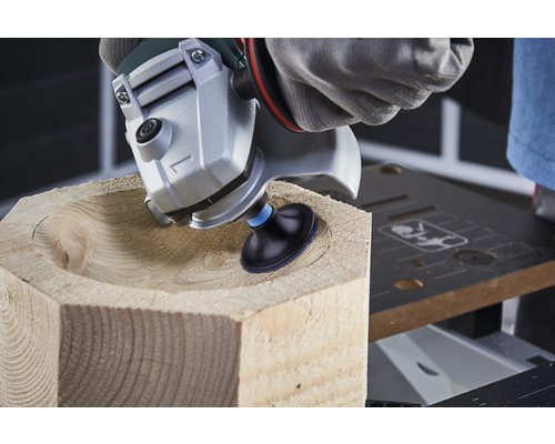 Holzbearbeitung mit Schleifwerkzeug und Winkelschleifer