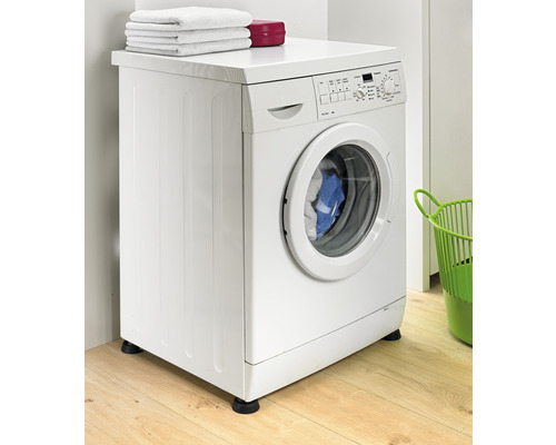 Weiße Waschmaschine mit Wäsche im Badezimmer