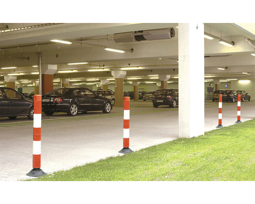 Szene einer Tiefgarage mit mehreren geparkten Autos und rot-weißen Warnpfosten