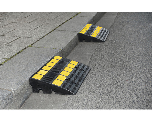 Zwei Bordsteinrampen aus Gummi zum Überwinden von Höhenunterschieden