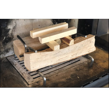 Brennholz und Anzündholz auf einem Kamingitter