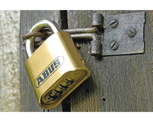 Abus Zahlenschloss an einem Holztor