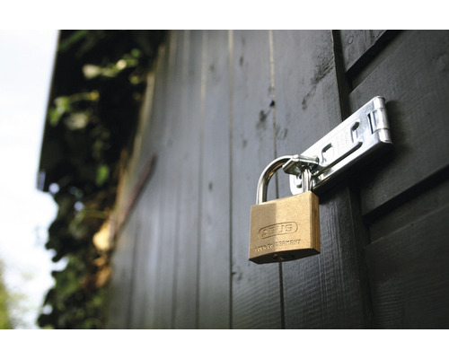 ABUS Vorhängeschloss mit Überfalle an einer Holztür