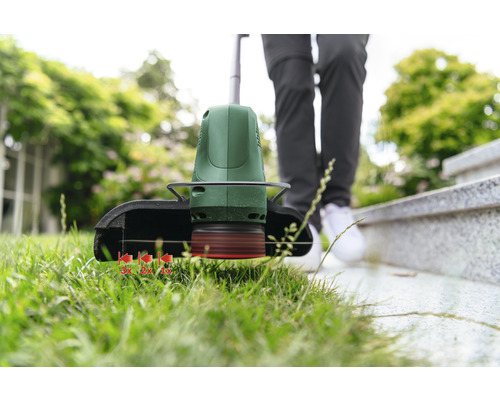Rasentrimmer im Einsatz zum Kantenschneiden im Garten
