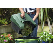 Eine Person leert einen Laubsammler in einen Gartensack
