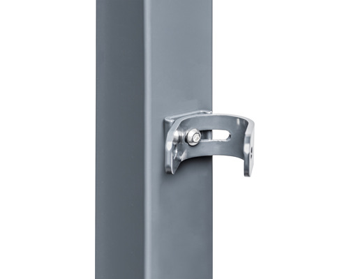 Detailansicht einer Halterung an einem Pfosten