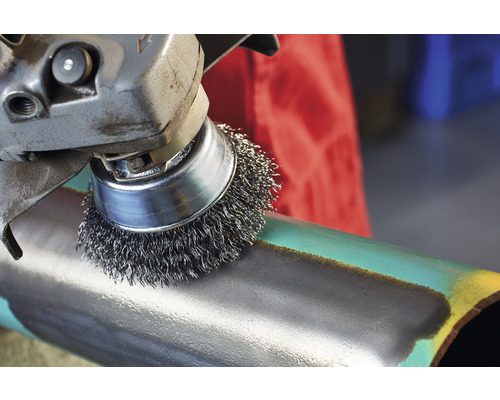Drahtbürstenaufsatz an einer Schleifmaschine zum Reinigen eines Metallrohrs