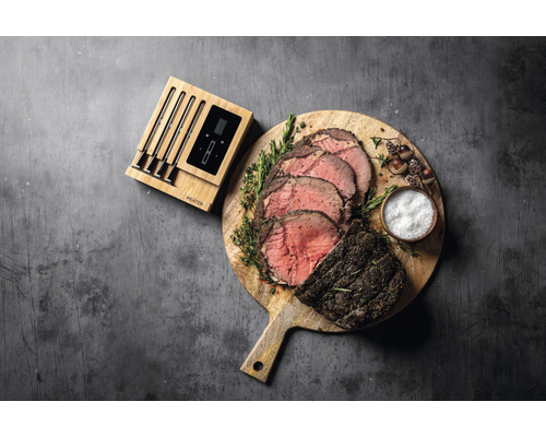 Fleischthermometer Set neben gebratenem Rindfleisch auf Holzbrett