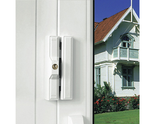 Fenstersicherung mit Schlüssel und Haus im Hintergrund