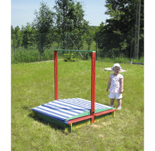 Spielplatzsandkasten mit Abdeckung im Garten