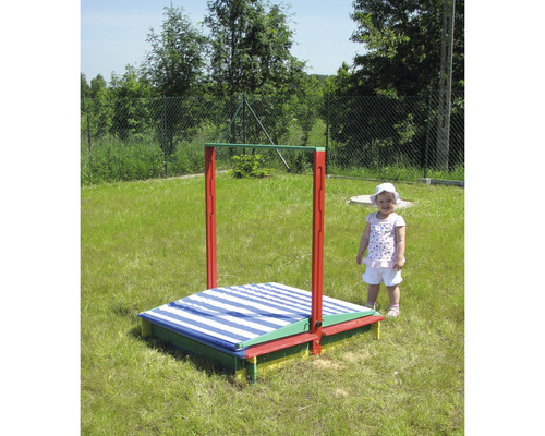 Spielplatzsandkasten mit Abdeckung im Garten