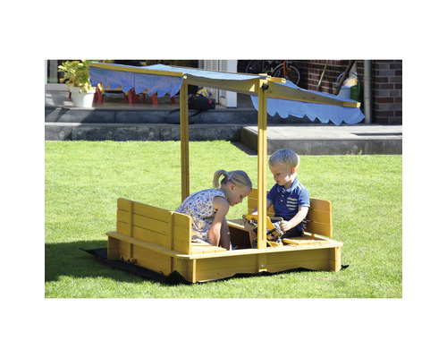Sandkasten mit Sonnenschutzdach und spielenden Kindern im Garten.