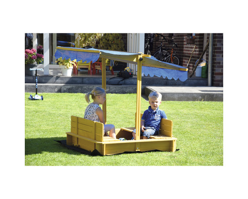 Sandkasten mit Sonnenschutzdach und zwei Kindern im Garten