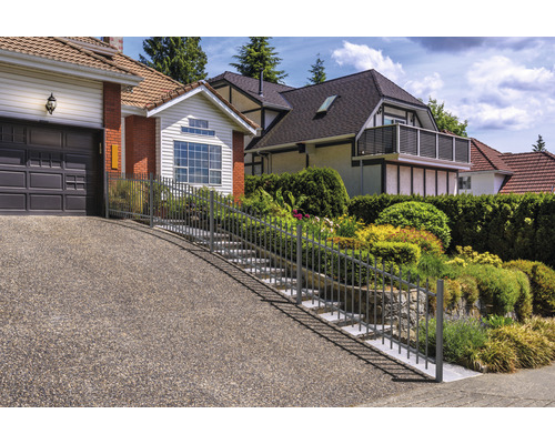 Einfahrt zu einem Haus mit Treppe und Geländer