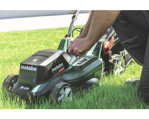 Metabo Rasenmäher in Betrieb auf Rasenfläche