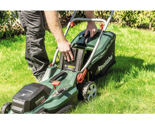 Aufsitzrasenmäher mit eingelegtem Akku auf Rasenfläche